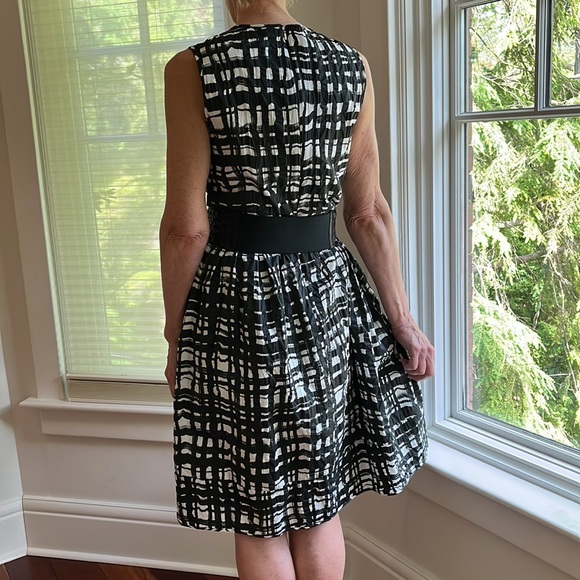 S Max Mara.Black & white knee length dress. Simple elegant design. Side pockets - Picture 8 of 8